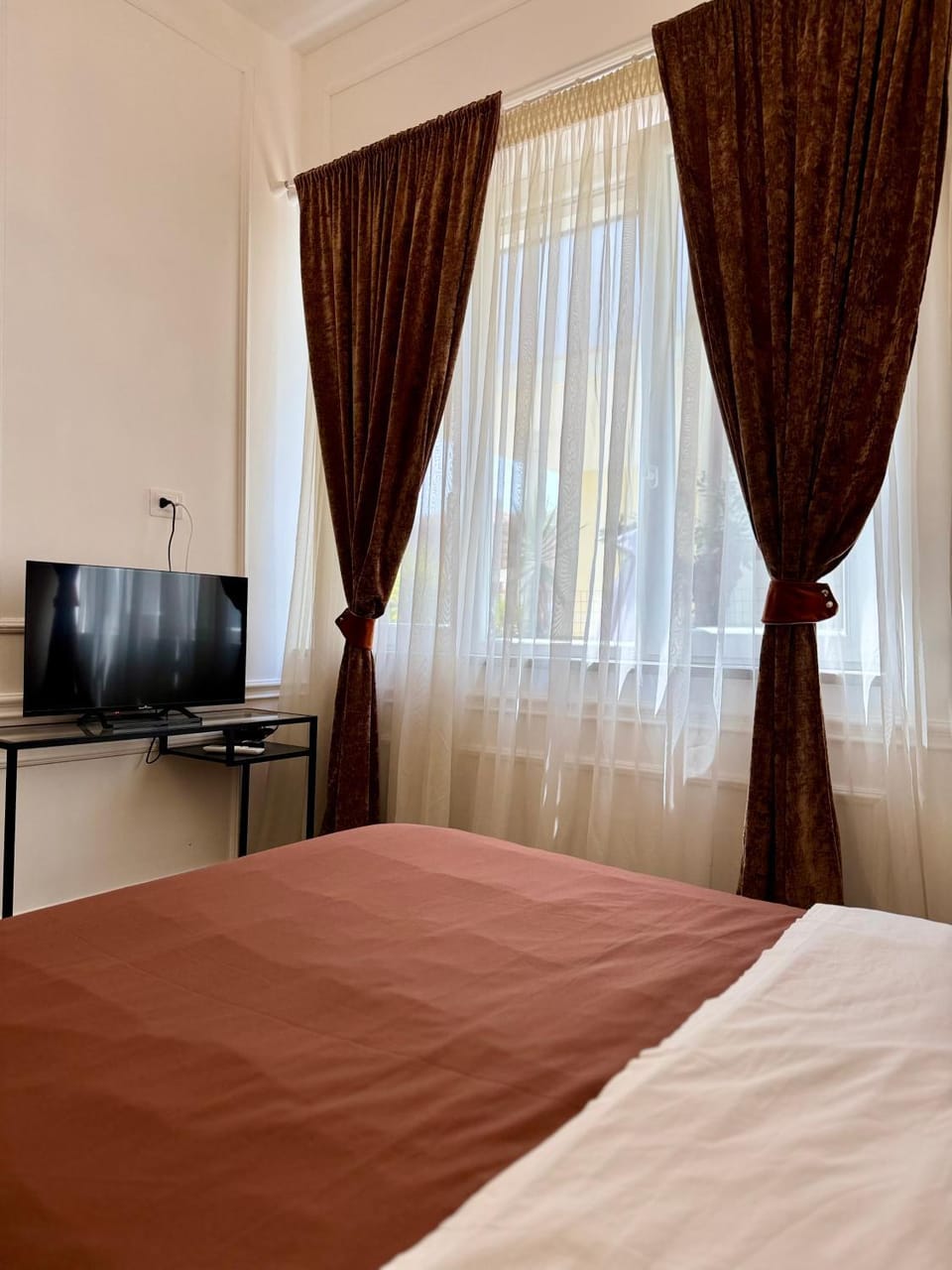 Bed, TV and multimedia, Bedroom