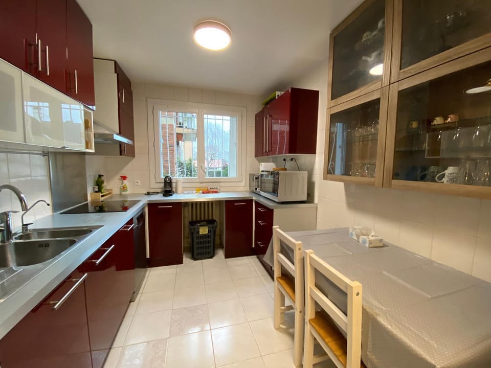 Kitchen or kitchenette, Dining area