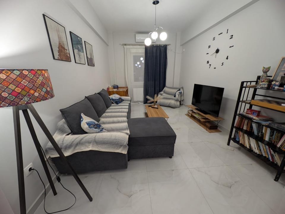 Communal lounge/ TV room, Library, TV and multimedia, Living room, Seating area, Evening entertainment