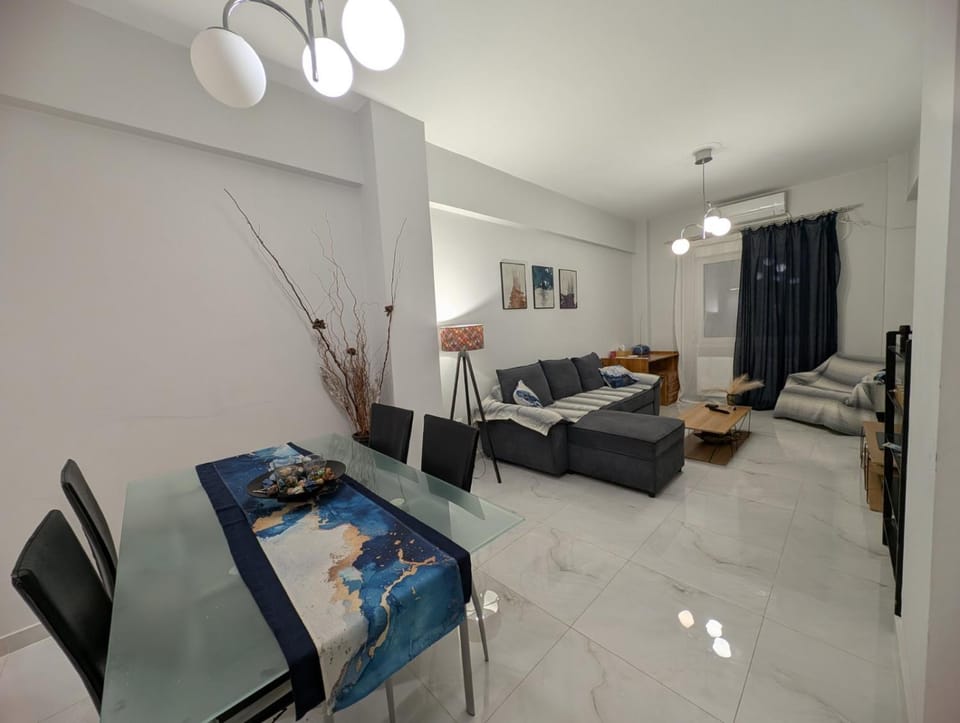 TV and multimedia, Living room, Photo of the whole room, Seating area, Dining area