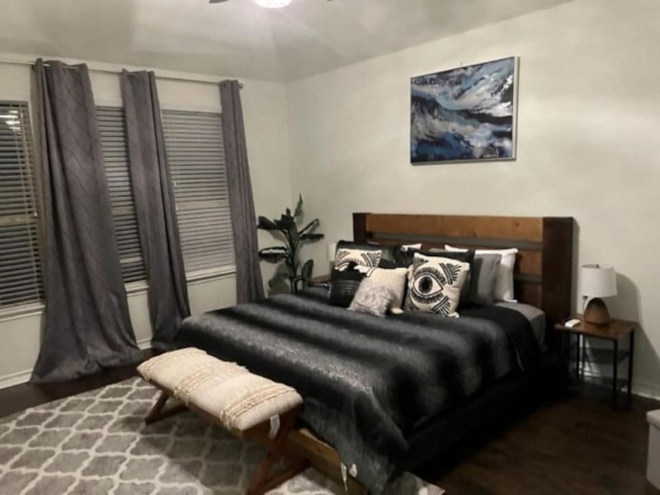 7-BR, H. Thea., near attrns -St2 House in San Antonio