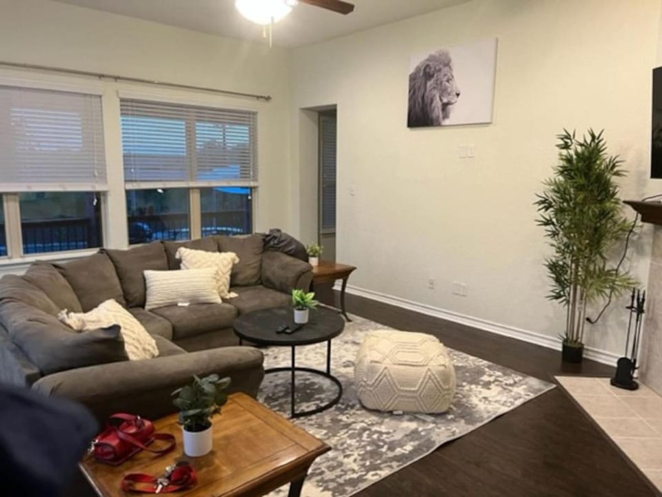 7-BR, H. Thea., near attrns -St2 House in San Antonio