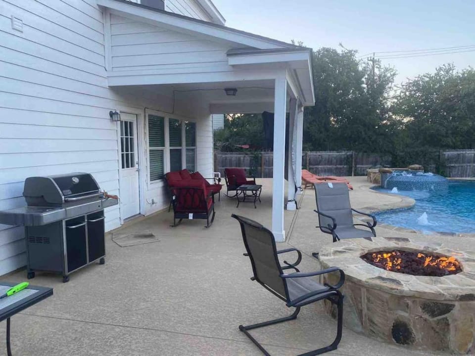 Lxry 5 BR, Large Heated Pool and Spa, Fire Pit (Al) Villa in San Antonio