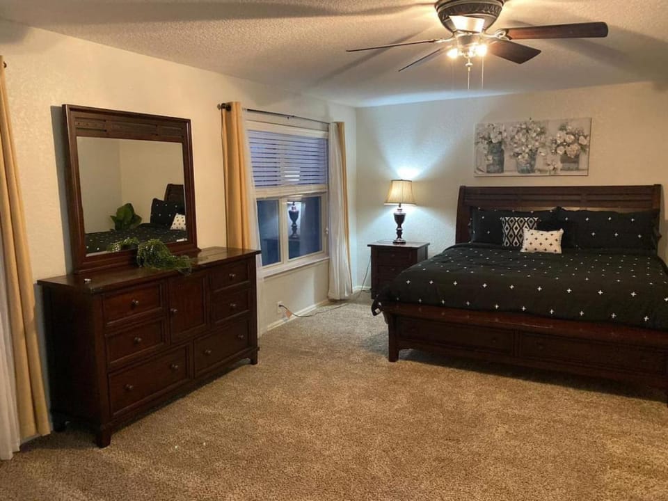 Lush, spacious 5-bdr near attrns Villa in San Antonio