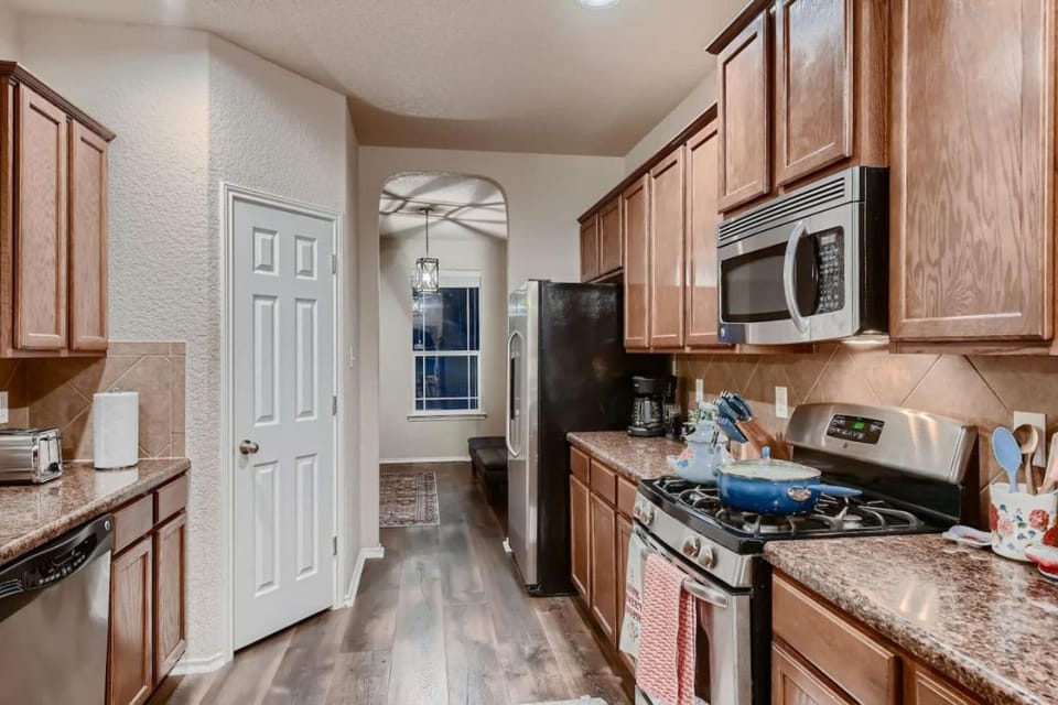 Lxry 4 BR, near attrns (St1) House in San Antonio