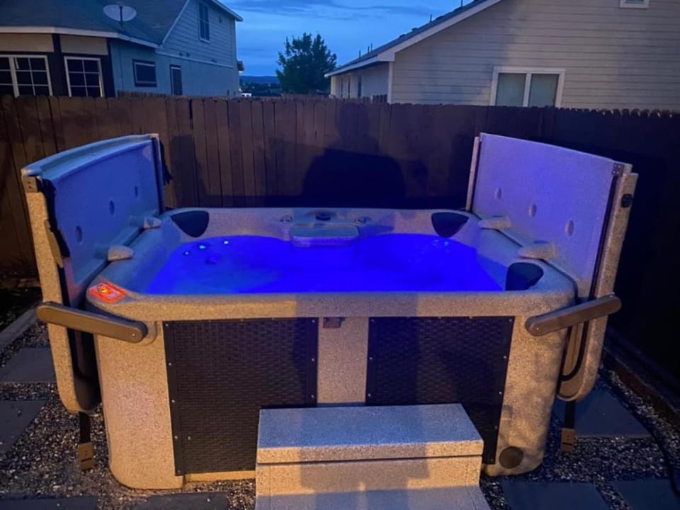 Lush 4BR, Large Bckyd, Hot Tub (Tal) House in San Antonio