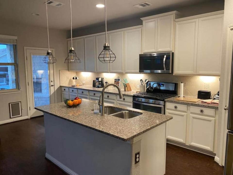 Lush 4BR, Large Bckyd, Hot Tub (Tal) House in San Antonio