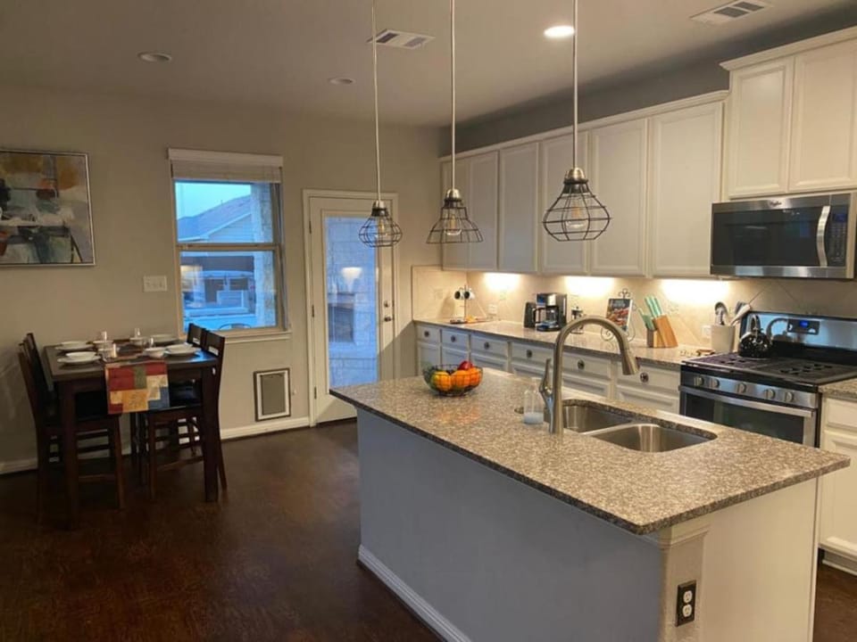 Lush 4BR, Large Bckyd, Hot Tub (Tal) House in San Antonio