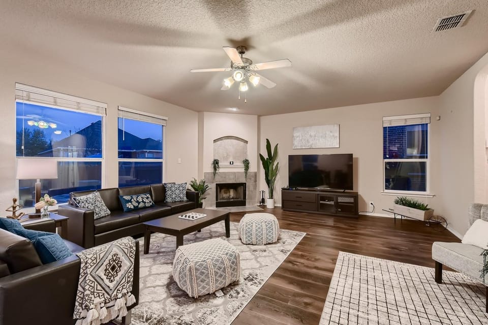 Lxry 4 BR, Heated Pool, Spa, near attrns (St1) Villa in San Antonio