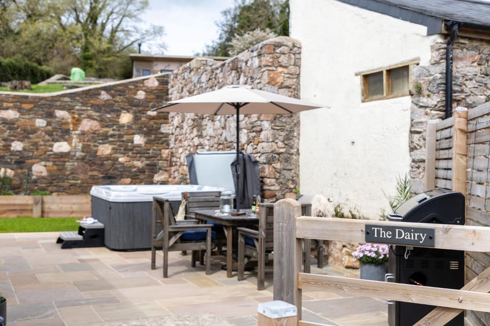 Patio, BBQ facilities, Garden, Hot Tub, Dining area