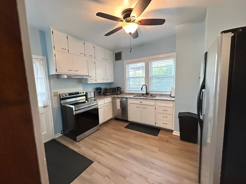 Coffee/tea facilities, Kitchen or kitchenette, dishwasher, oven, stove, toaster, kitchen