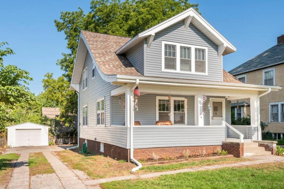 Property building, Neighbourhood, Garden, Street view, Parking