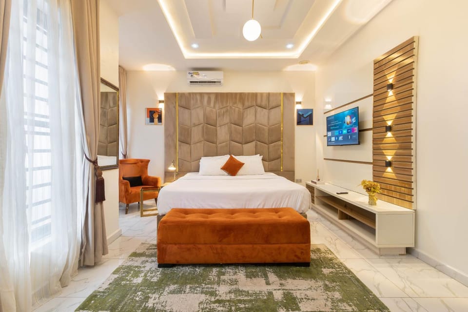Bed, TV and multimedia, Living room, Photo of the whole room, Seating area, Bedroom, towels, air conditioner