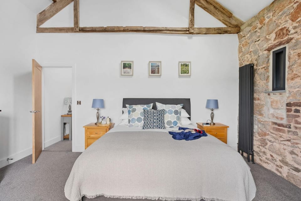 Property building, Bed, Photo of the whole room, Bedroom, heating, towels