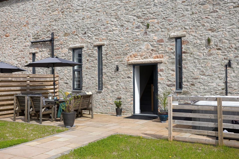 Property building, Patio, Day, Garden, Hot Tub, Dining area, Garden view