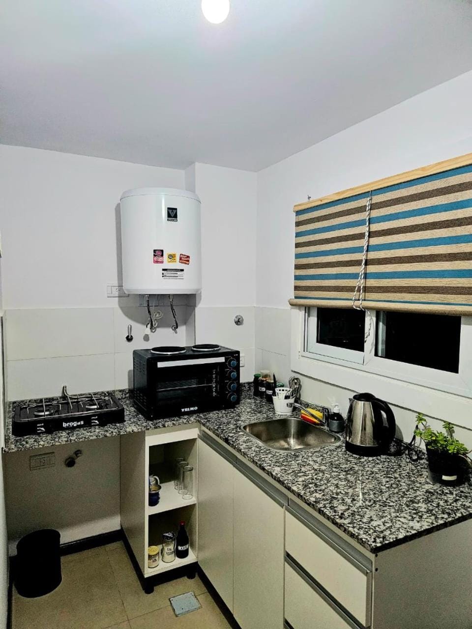 Coffee/tea facilities, Kitchen or kitchenette, oven, stove, toaster