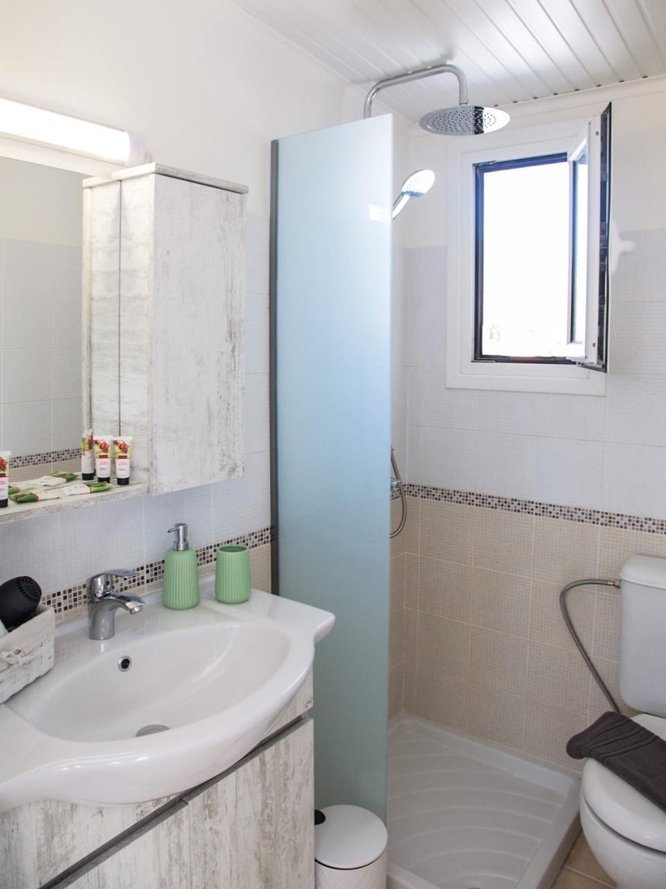 Shower, Toilet, Bathroom, heating, towels