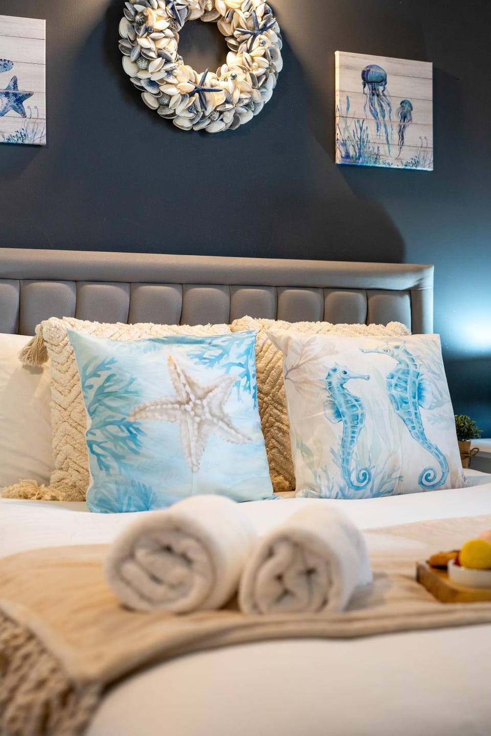 Bed, Photo of the whole room, Seating area, Bedroom