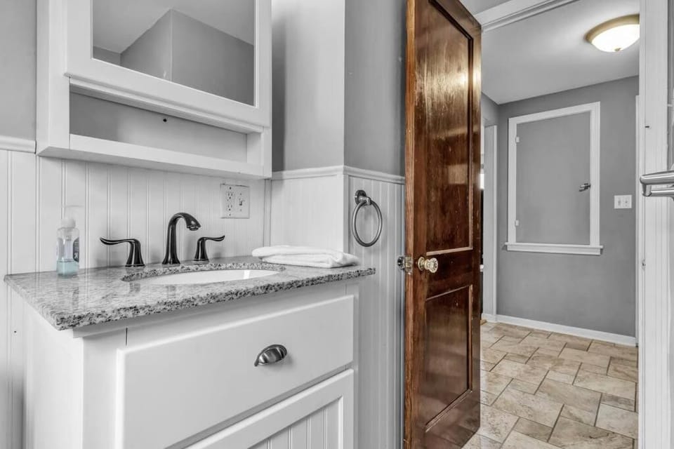 Gorgeous 2 Queen Bedroom Apartment in North Buffalo with 70 inch TV Apartment in Buffalo