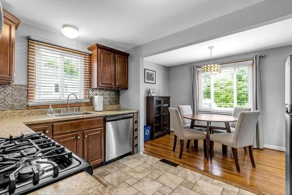 Gorgeous 2 Queen Bedroom Apartment in North Buffalo with 70 inch TV Apartment in Buffalo
