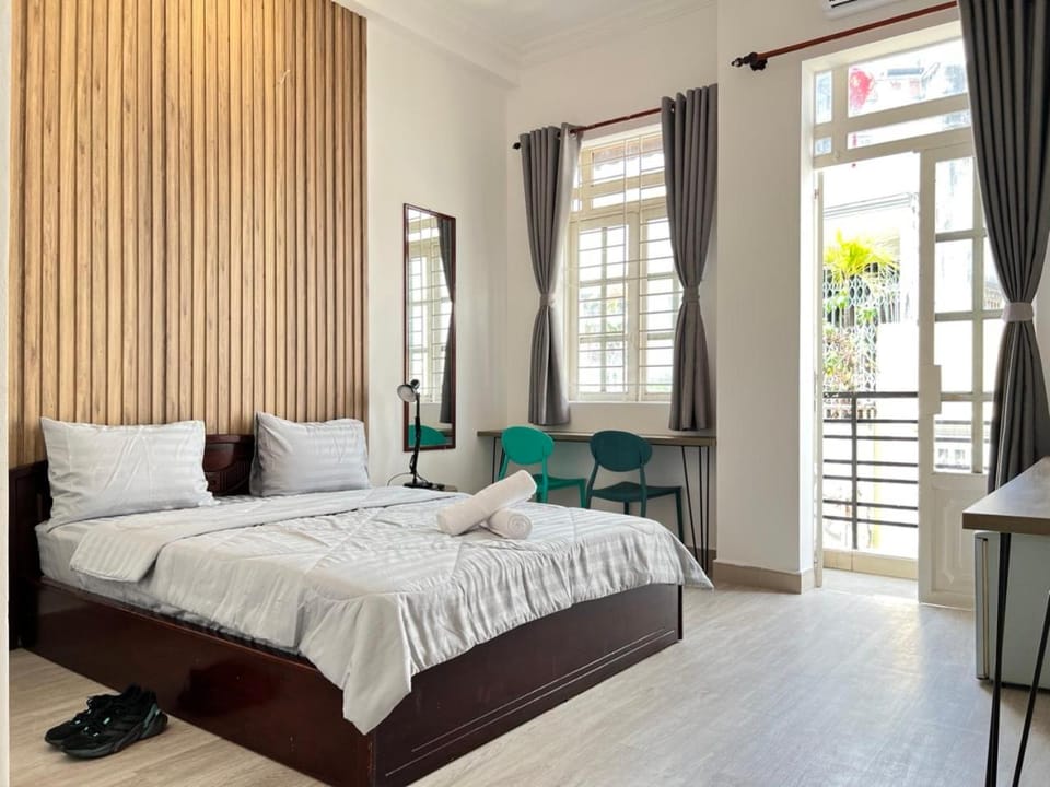 Bed, Photo of the whole room, Seating area, Bedroom, towels