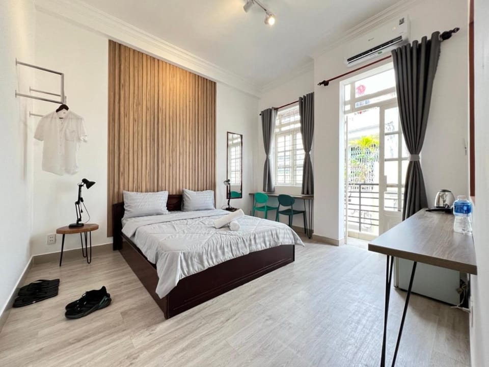 Bed, Photo of the whole room, Bedroom, fireplace, hair dresser, air conditioner