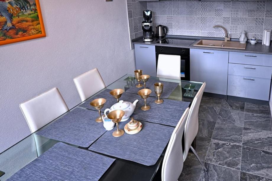 Kitchen or kitchenette, Dining area, stove