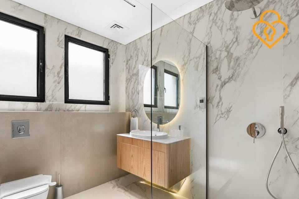 Keysplease Upgraded 4BR Villa Private Beach & Pool, Palm Jumeirah Villa in Dubai
