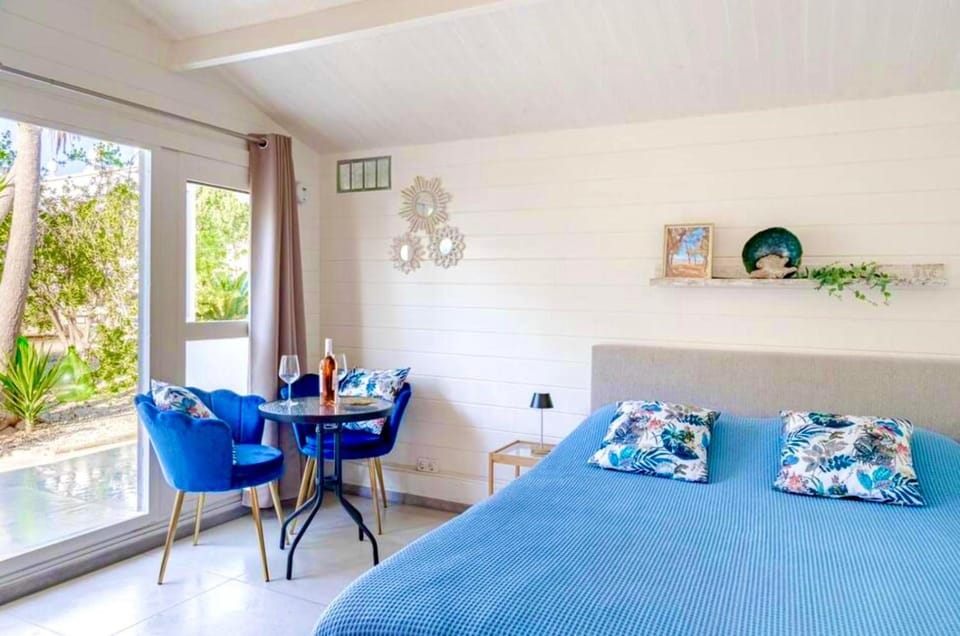Bed, Seating area, Bedroom
