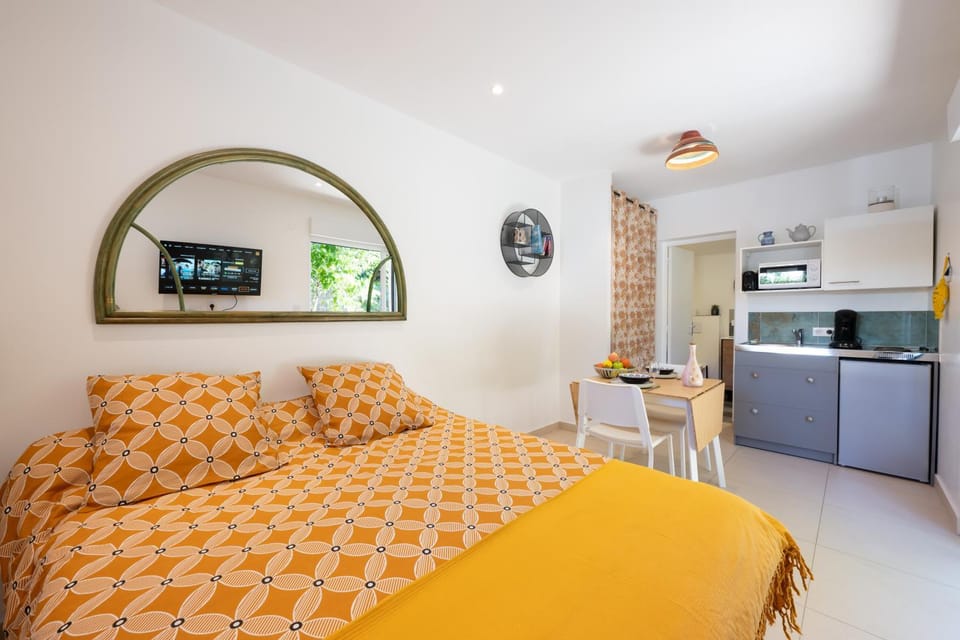 View (from property/room), Kitchen or kitchenette, Bedroom