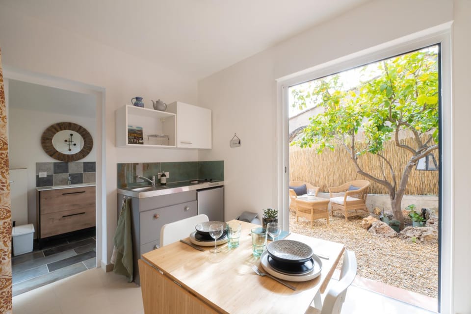 Kitchen or kitchenette, Dining area