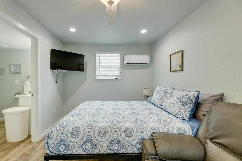 1 Mi to Rockport Beach: Quaint Studio w/ Patio Apartment in Rockport