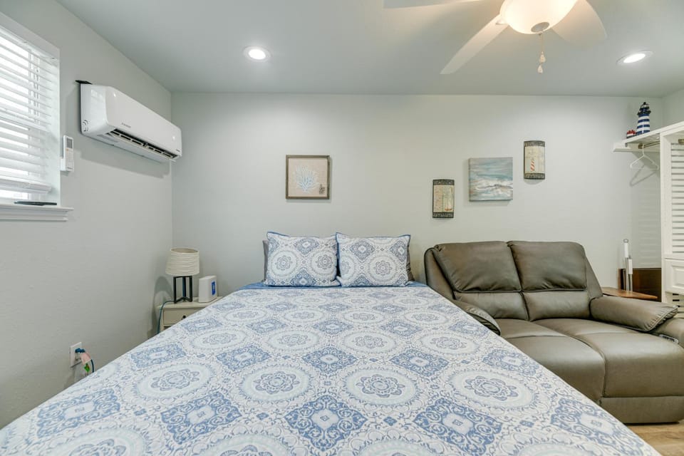 1 Mi to Rockport Beach: Quaint Studio w/ Patio Apartment in Rockport
