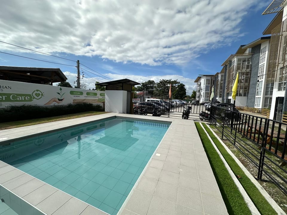 Property building, Day, Pool view, Swimming pool, Swimming pool, Location, Parking