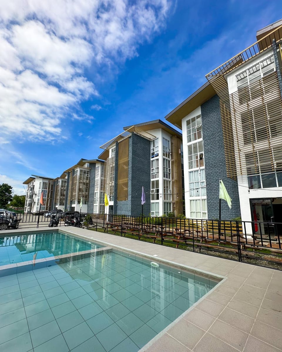 Property building, Day, Pool view, Swimming pool, Swimming pool, sunbed