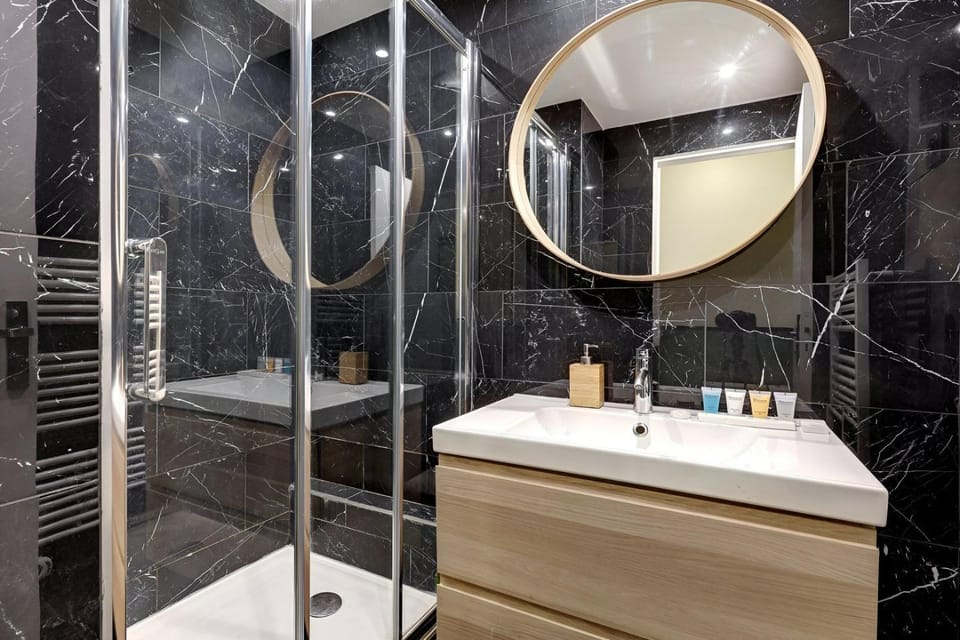 Shower, Bathroom, towels