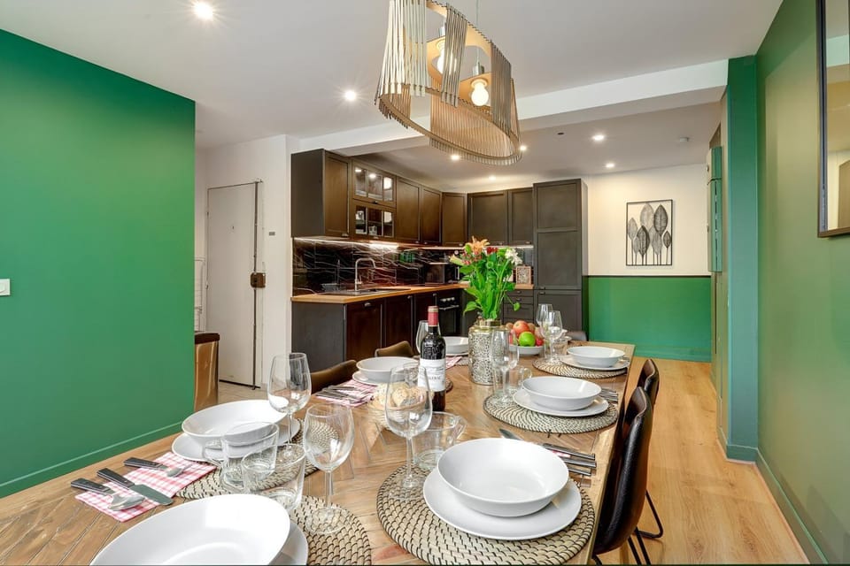 Kitchen or kitchenette, Dining area, stove