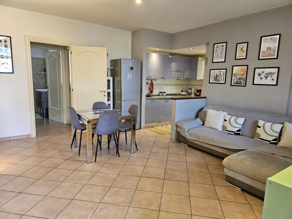 Kitchen or kitchenette, Seating area, Dining area