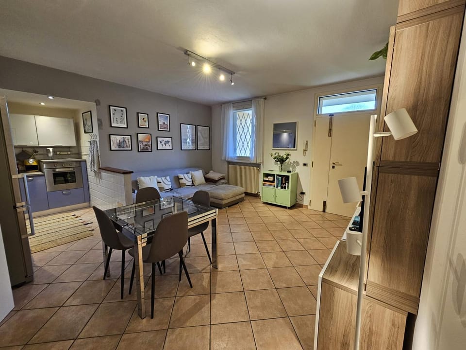 Kitchen or kitchenette, Seating area, Dining area