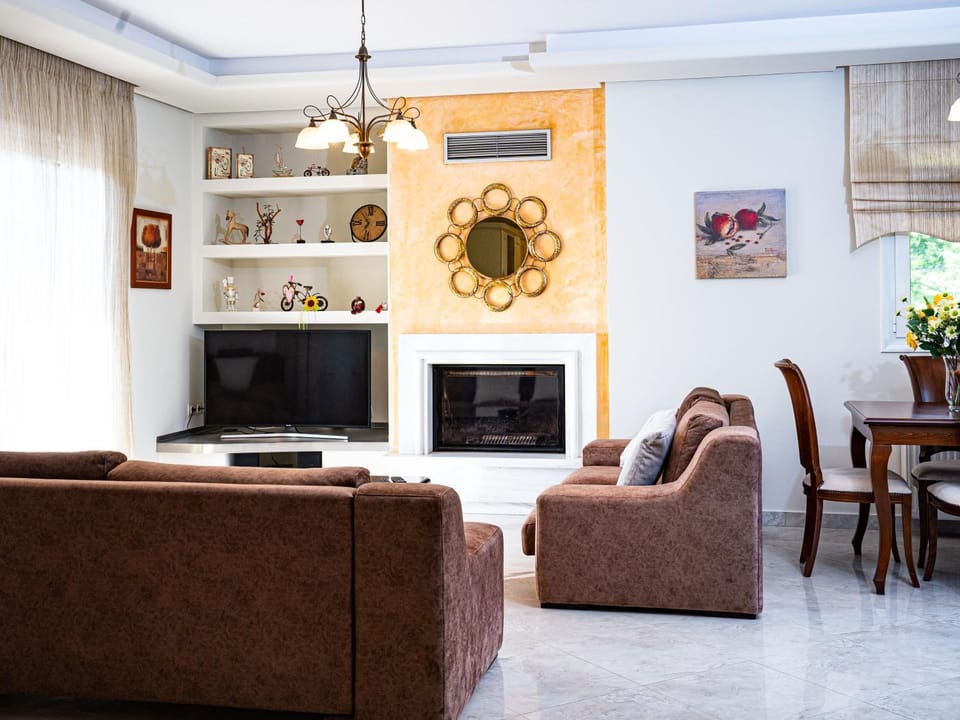 TV and multimedia, Living room, Seating area, air conditioner