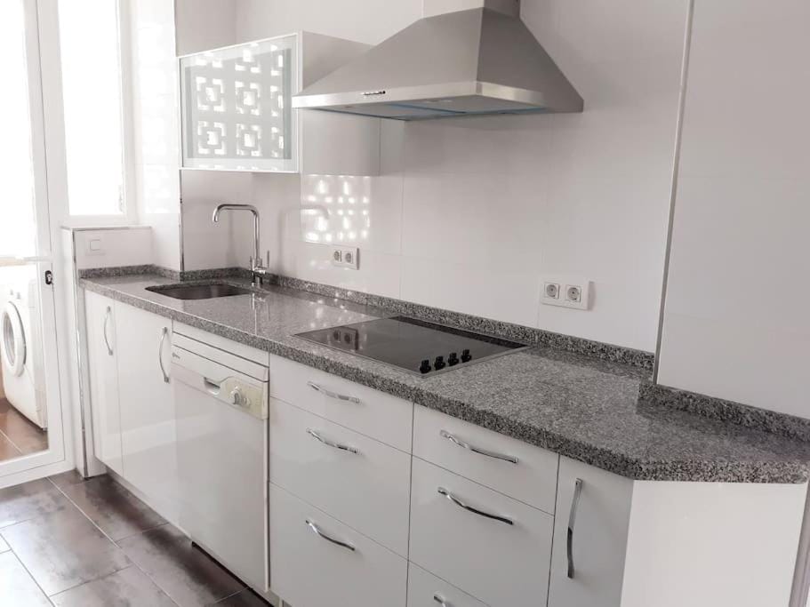 Coffee/tea facilities, Kitchen or kitchenette, dishwasher, heating, oven, stove, toaster, trouser press, washing machine