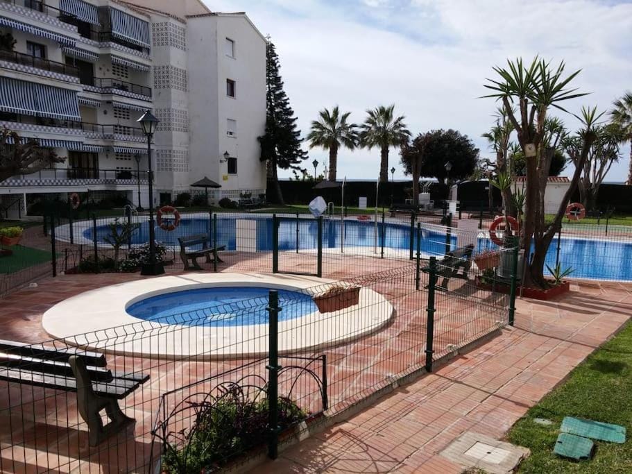 Property building, Day, Swimming pool