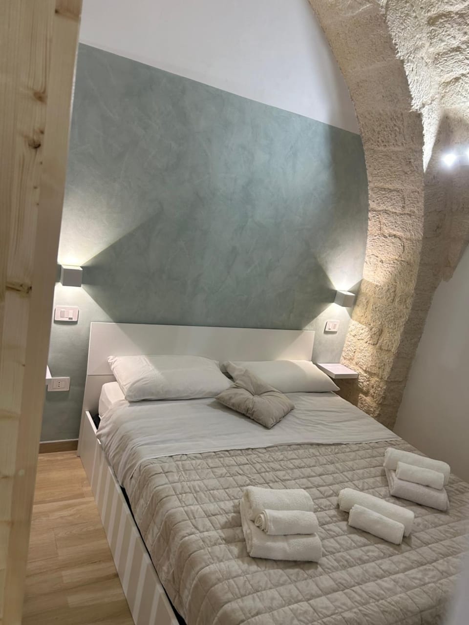 Bed, Photo of the whole room, Bedroom, towels
