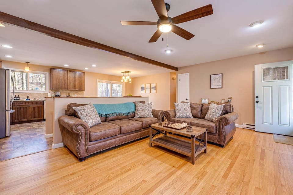 Game Room & Fire Pit: Chic Pocono Pines Home! House in Pocono Pines