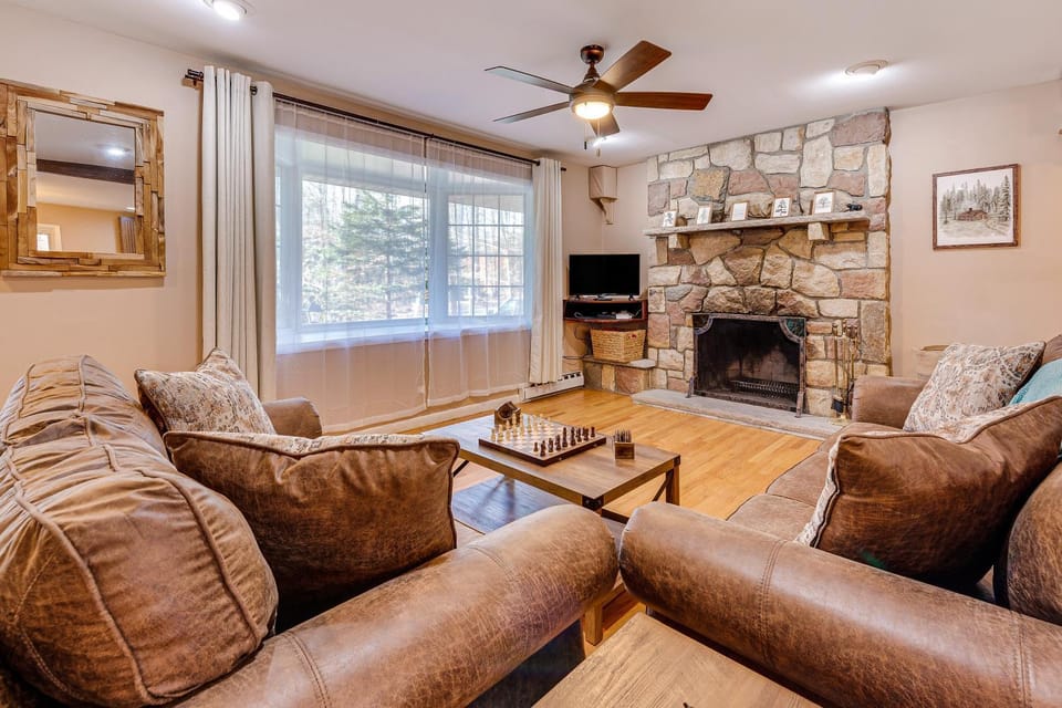 Game Room & Fire Pit: Chic Pocono Pines Home! House in Pocono Pines
