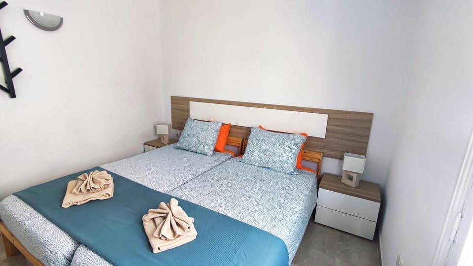 Bedroom, towels