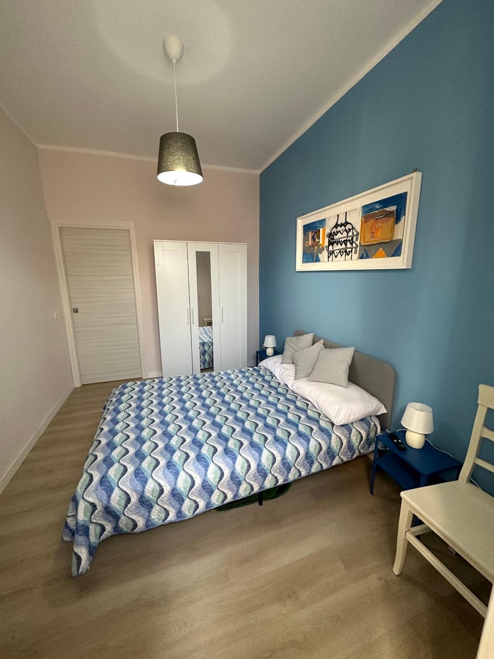 Bed, Photo of the whole room, Decorative detail, Bedroom, microwave