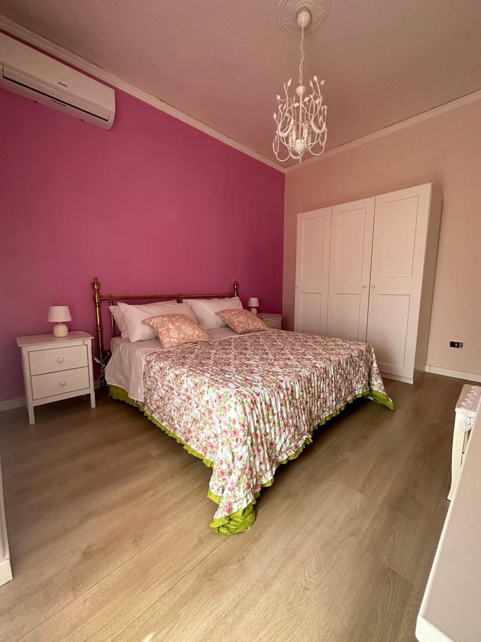 Bed, Photo of the whole room, Bedroom, wardrobe, air conditioner