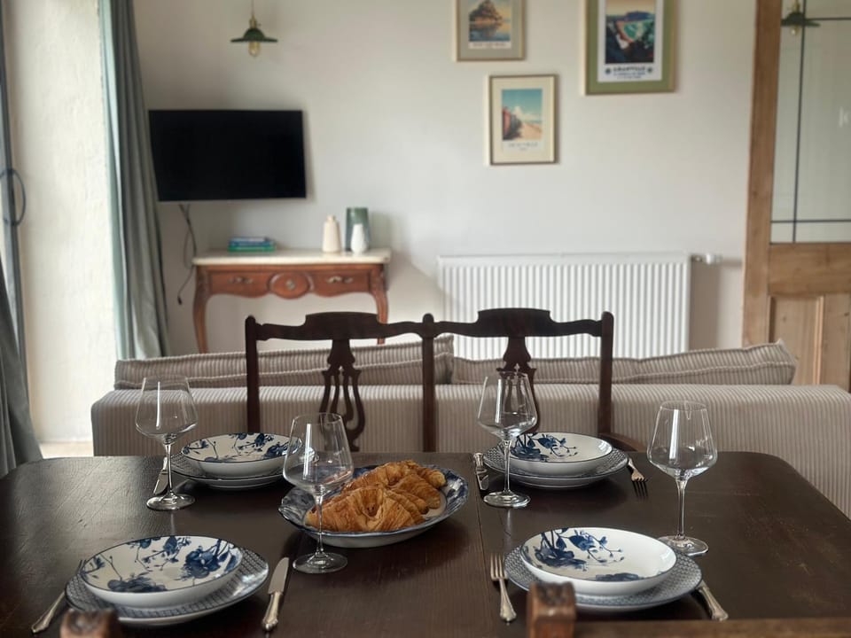 Living room, Food and drinks, Seating area, Dining area