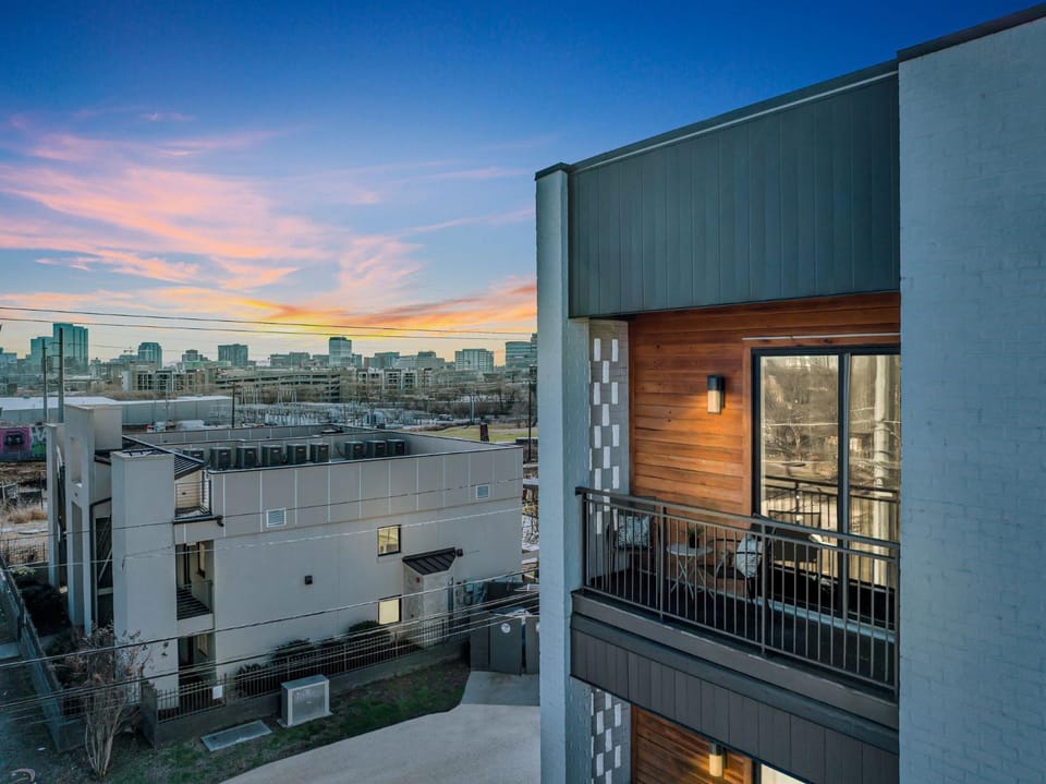 The Outlaw in Downtown Nashville by Nautical Properties House in Nashville